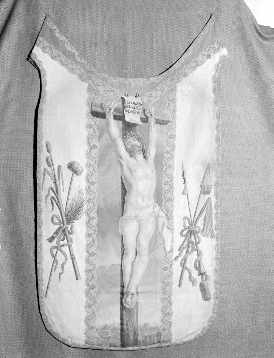 kościół pw. Wniebowzięcia Najświętszej Maryi Panny i św. Zygmunta - skarbiec katedralny - zbiory - ornat biały /tył/, skan 1