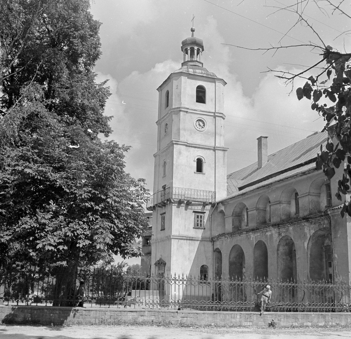 klasztorny pocysterski - elewacja zach. z wieżą, skan 1