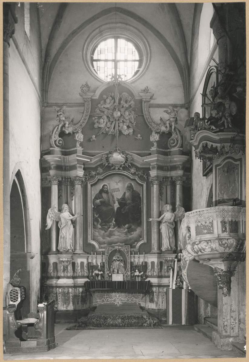Zespół opactwa cystersów - wnętrze kościoła, widok na  ołtarz w płn. ramieniu transeptu, skan 1