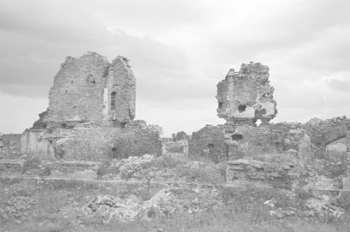 Zrujnowane zabudowa ul. Nalewki., skan 1