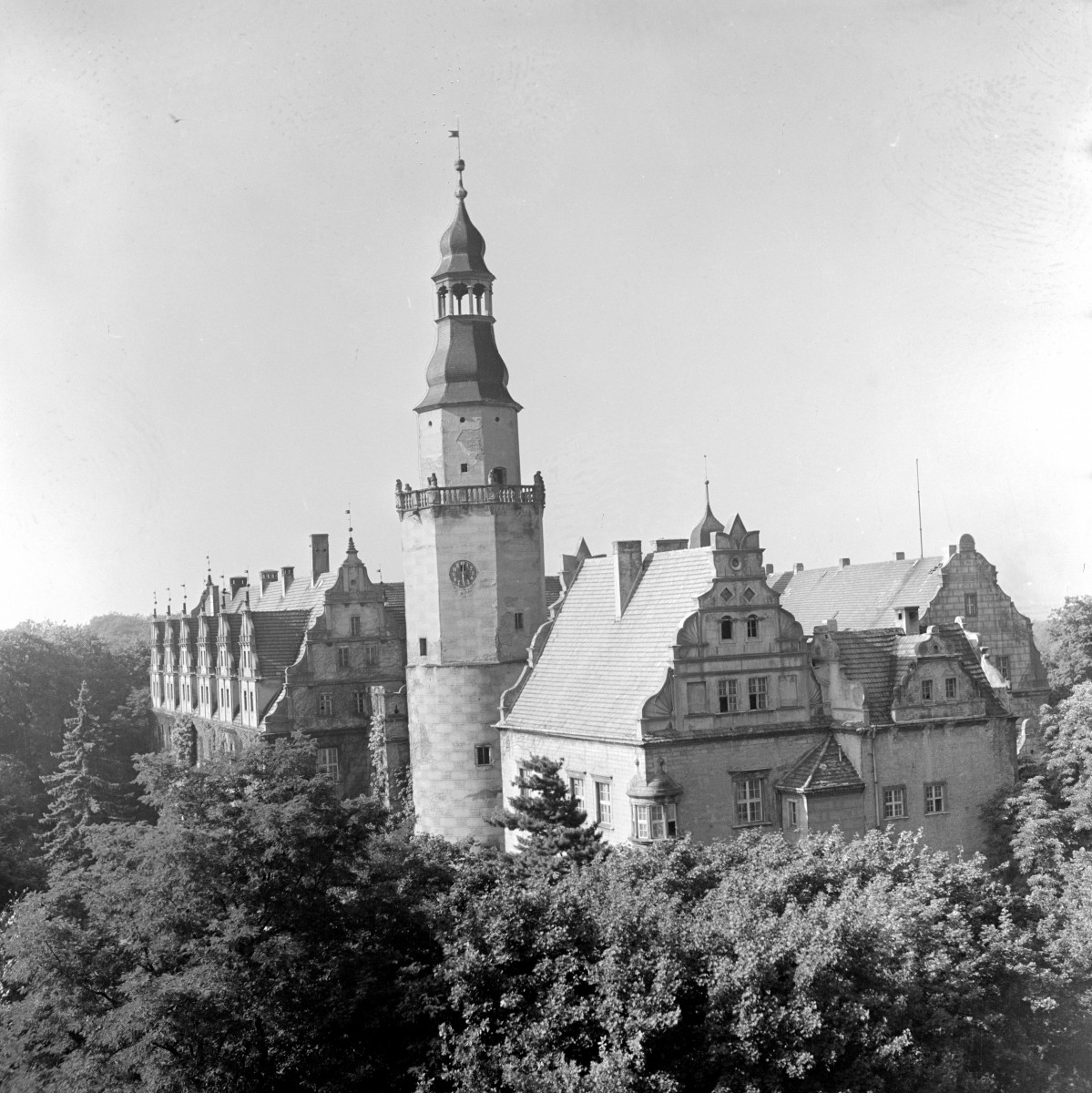 zamek - widok na bryłę budowli, skan 1