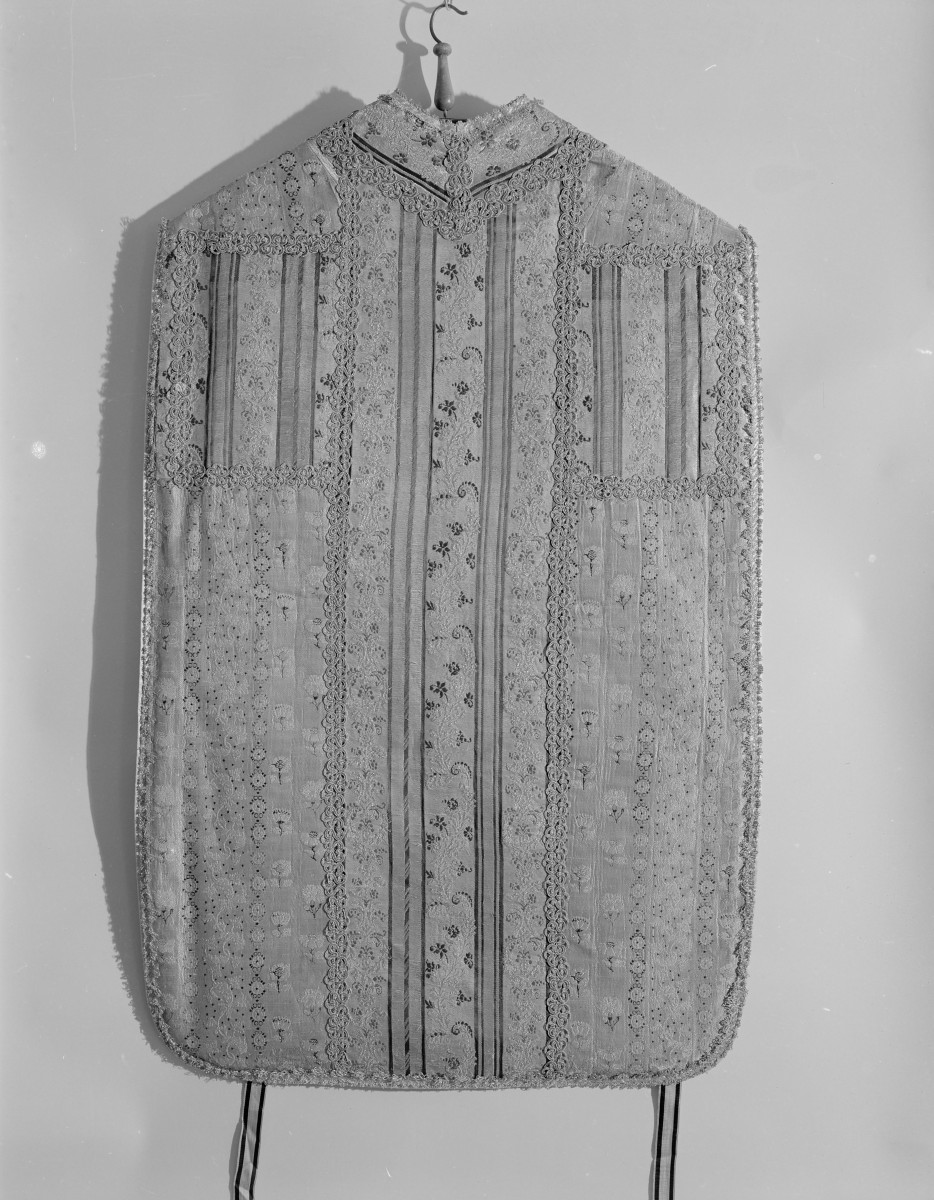 Kościół pw. Wniebowzięcia NMP i Świętego Józefa - ornat liturgiczny z XVII, Francja, tył, skan 1