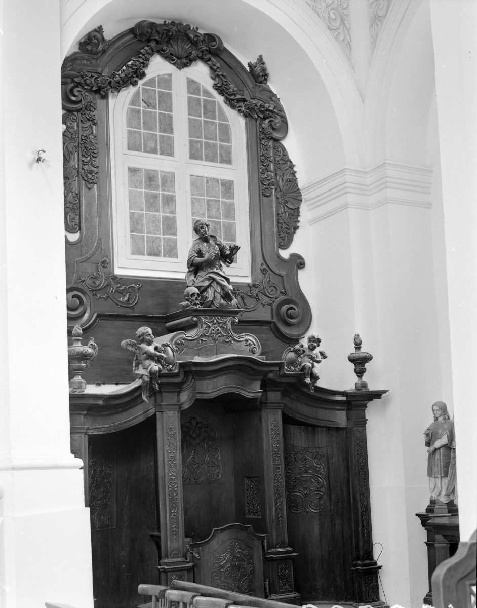 Kościół pw. NMP i św. Mikołaja - wnętrze: konfesjonał., skan 1