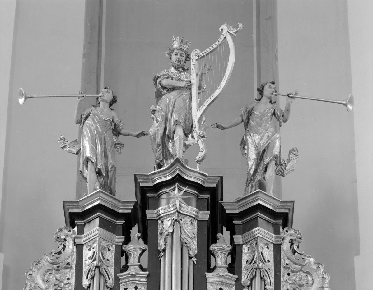 kościół pokolegiacki - wnętrze: zwieńczenie organów, skan 1