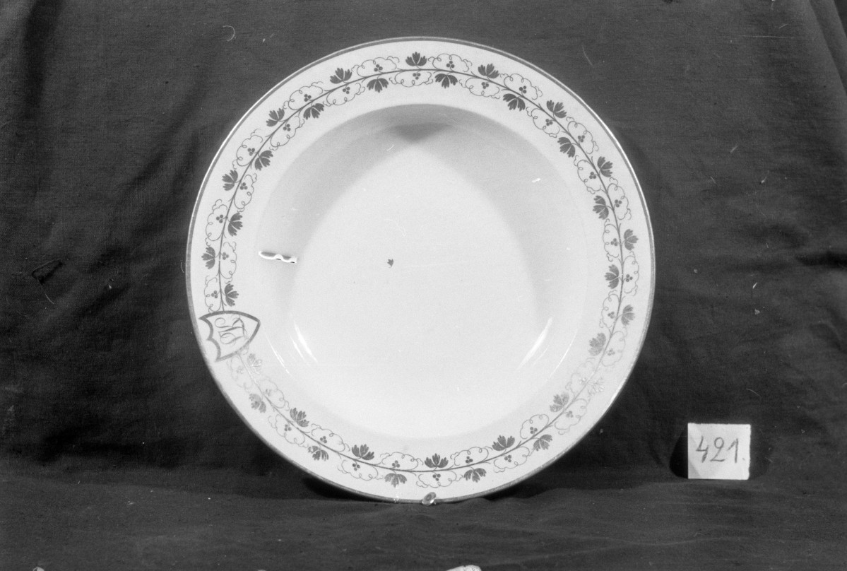 Muzeum Pomorskie, talerz głęboki "Korzec" XIX w. średnica 242 mm, skan 1