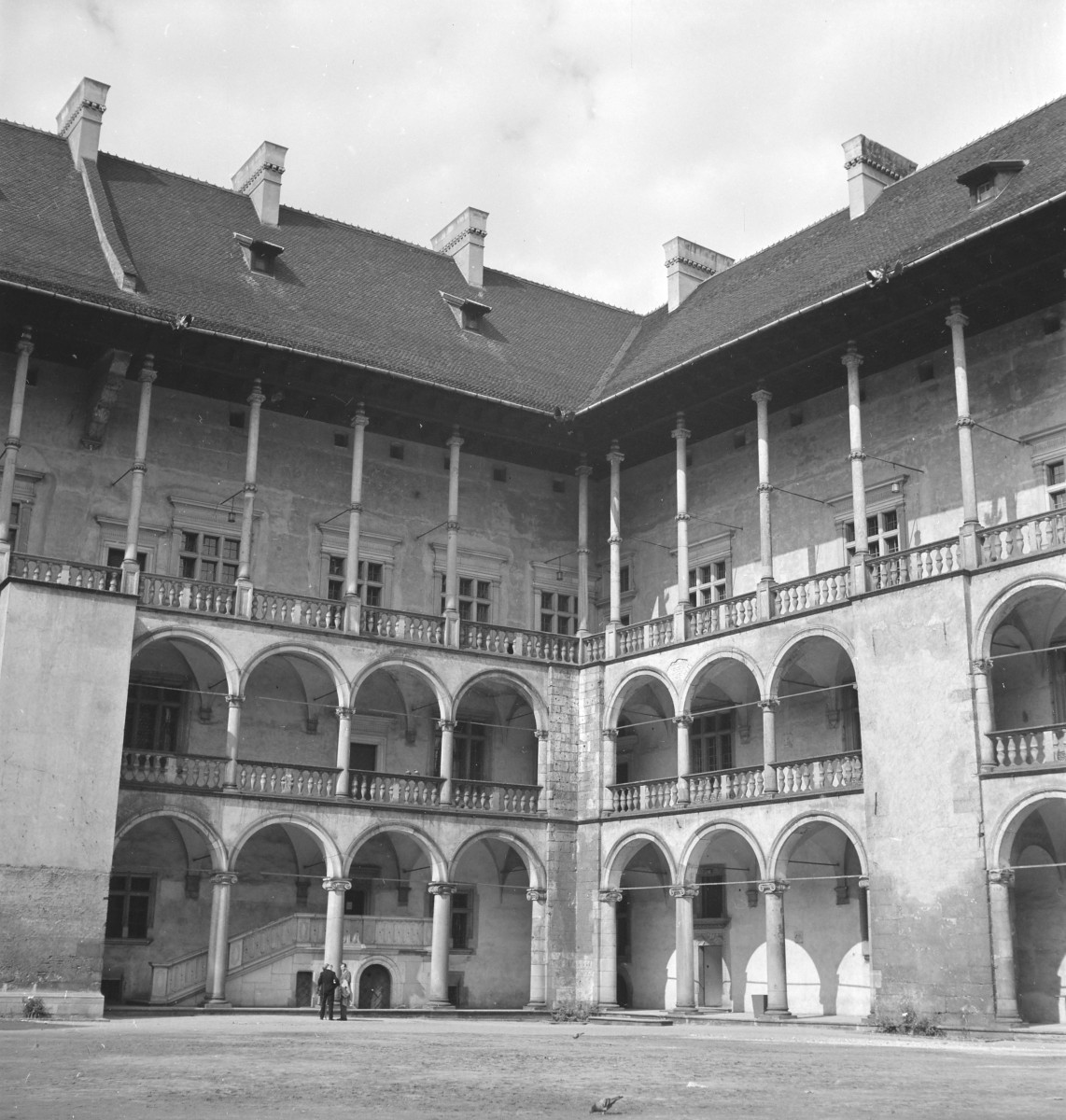 zespół Wzgórza Wawelskiego - Zamek Królewski na Wawelu - dziedziniec arkadowy - fragment, skan 1