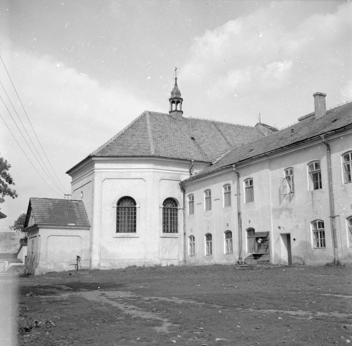 zespół dawnego browaru oraz klasztoru - kaplica, elewacja od strony prezbiterium, skan 1