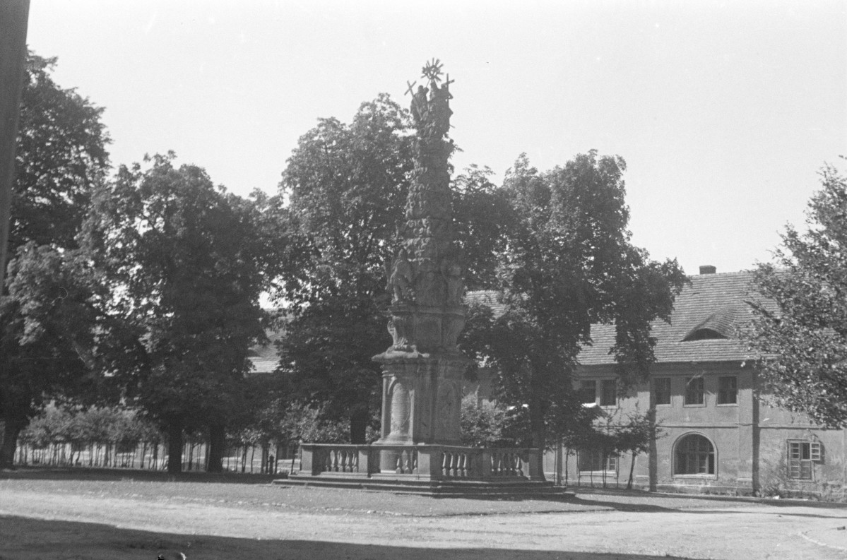 opactwo Cystersów - dziedziniec - Kolumna św. Trójcy, skan 1