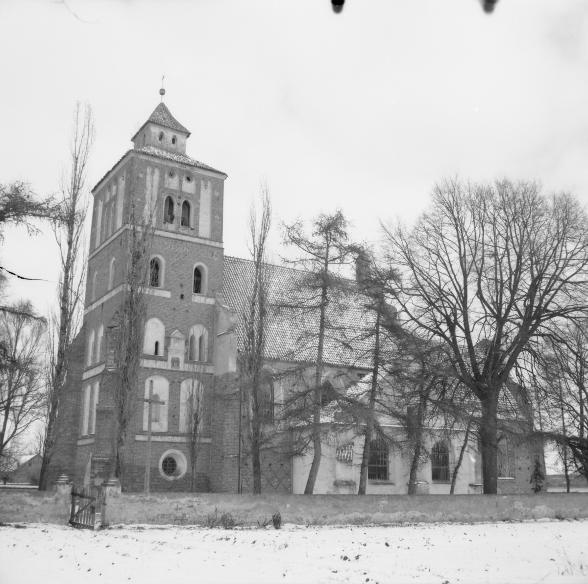 Kościół św. Jadwigi - widok ogólny, elewacja, skan 1