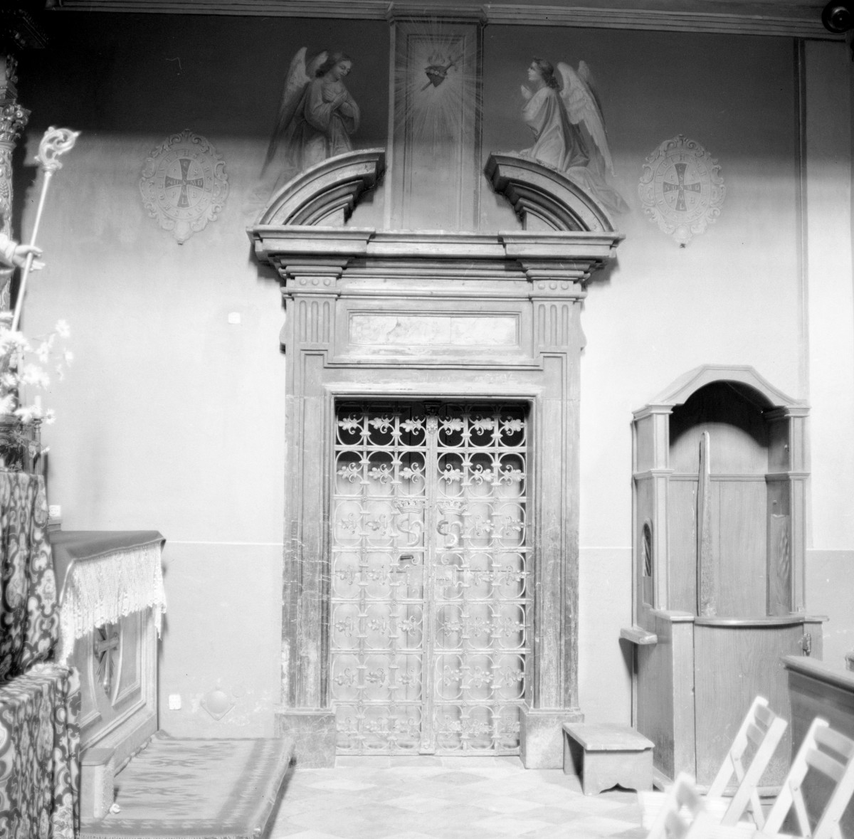 klasztor ss. Mniszek Benedyktynek - kościół pw. Najświętszej Maryi Panny i św. Wojciecha - wnętrze - portal do klasztoru, skan 1