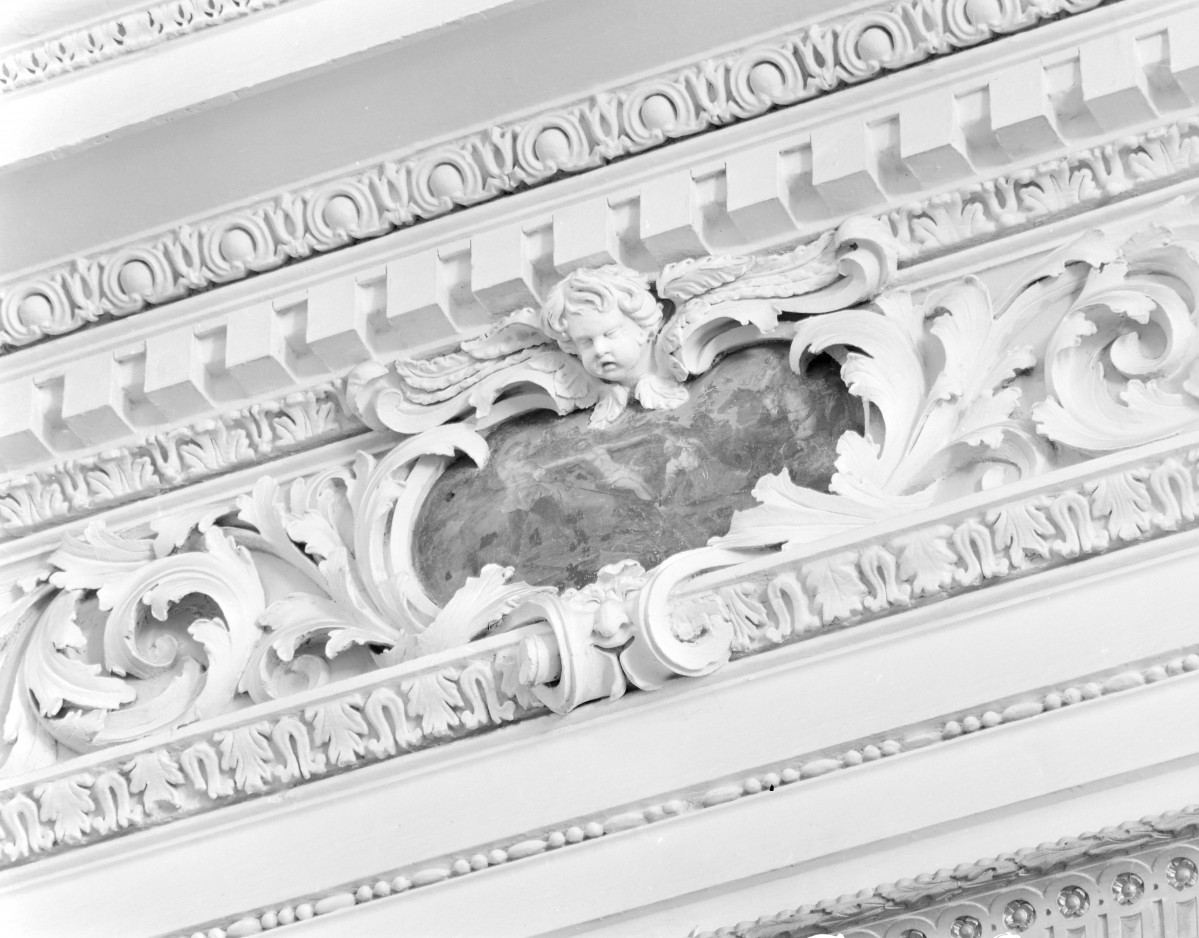 Kościół pw. NMP i św. Mikołaja - fragment dekoracji stiukowej z gzymsem, skan 1
