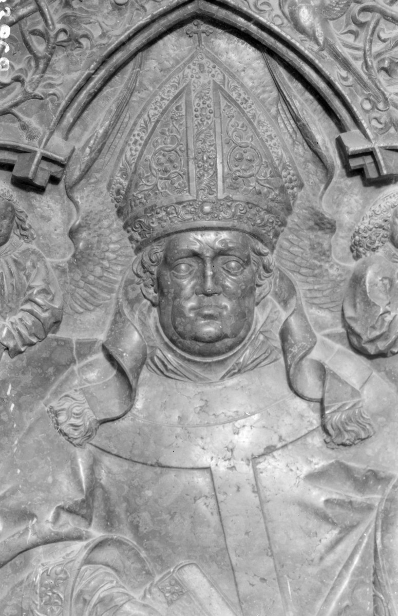 katedra - nawa główna, płyta nagrobna abpa Zbigniewa Oleśnickiego, detale, skan 1