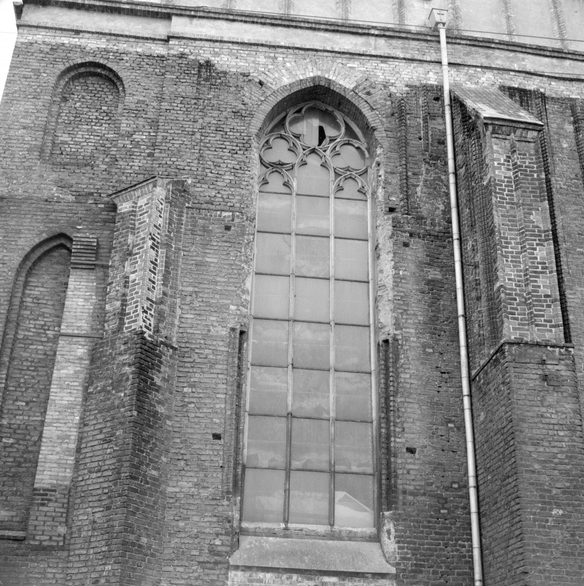 kościół rzymskokatolicki, ob. katedra pw. św. Mikołaja - elewacja wschodnia, okno bliźnie, skan 1