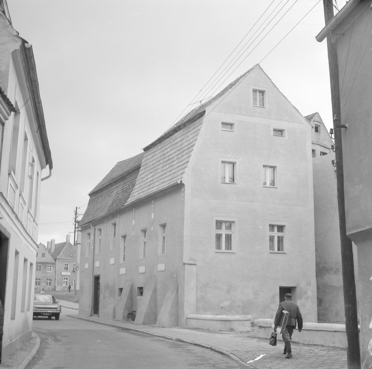 Zabudowa miejska. Kamienica elewacja frontowa z przyporami oraz szczyt elewacji bocznej., skan 1