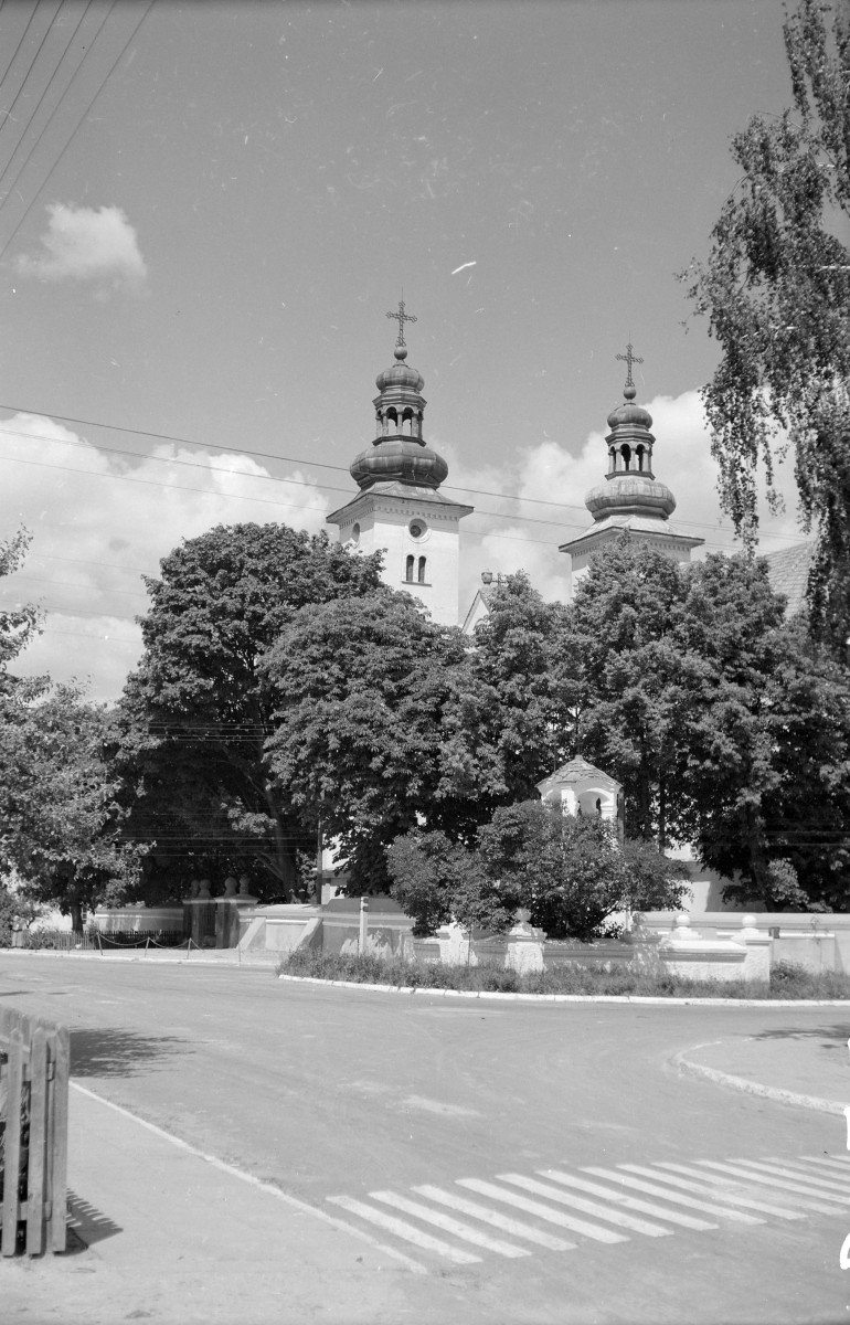 Kościół parafialny pw. św. Stanisława Biskupa - dwie wieże kościelne z sygnaturkami., skan 1