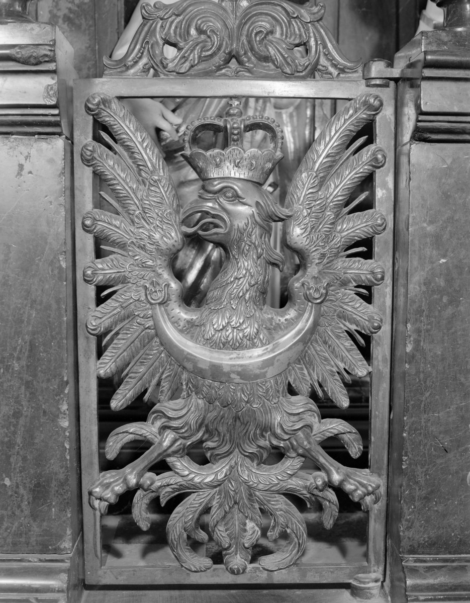 sanktuarium św. Jadwigi Śląskiej - kościół: kaplica św. Jadwigi - fragment balustrady nagrobka św. Jadwigi, skan 1