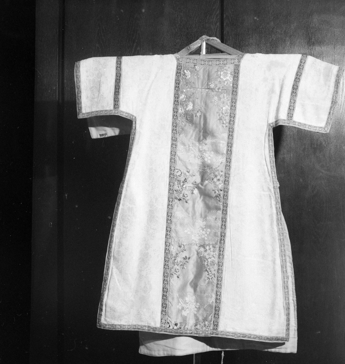 Skarbiec Katedralny - Ornat. Francja. 1760 - 65. Fragment raportu wzoru tkaniny boków., skan 1