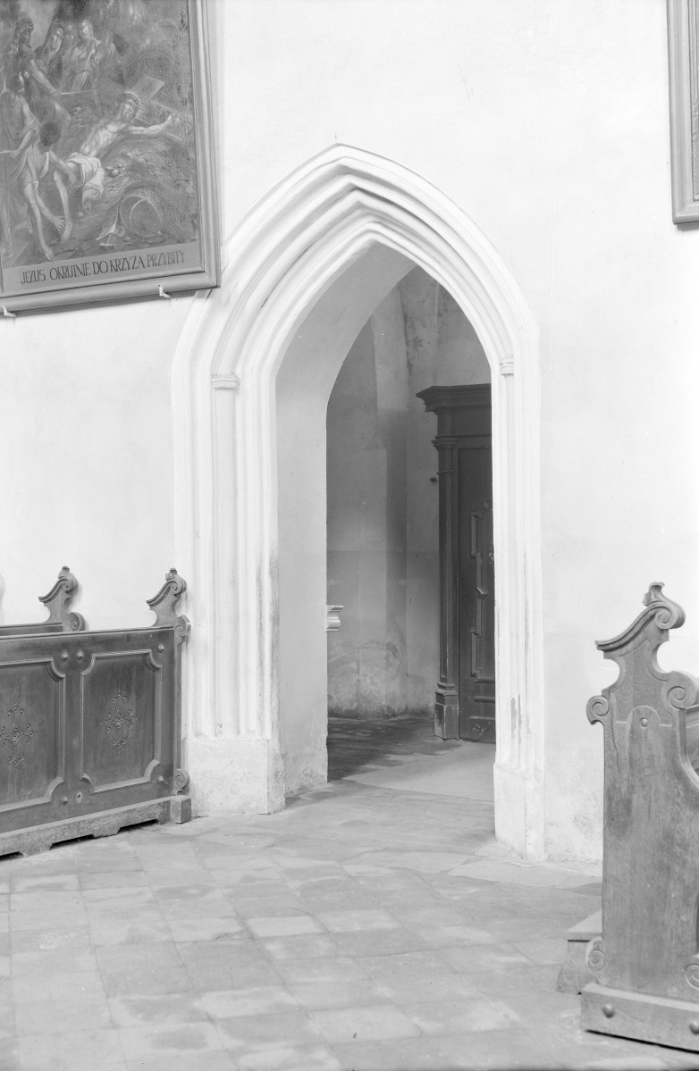 klasztor Dominikanów - kościół pw. św. Jakuba Apostoła -wnetrze - prezbiterium - portal, skan 1