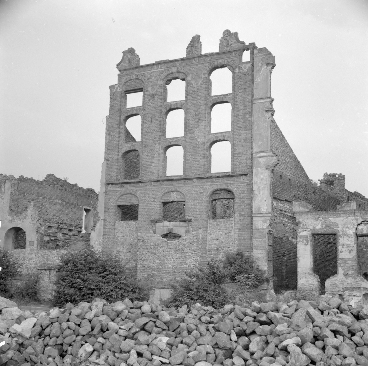 kamienica - elewacja północna, ruina, skan 1