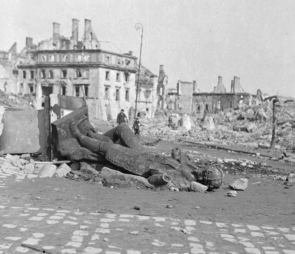 Zniszczony posąg Zygmunta. W głębi ruiny zamku królewskiego., skan 1