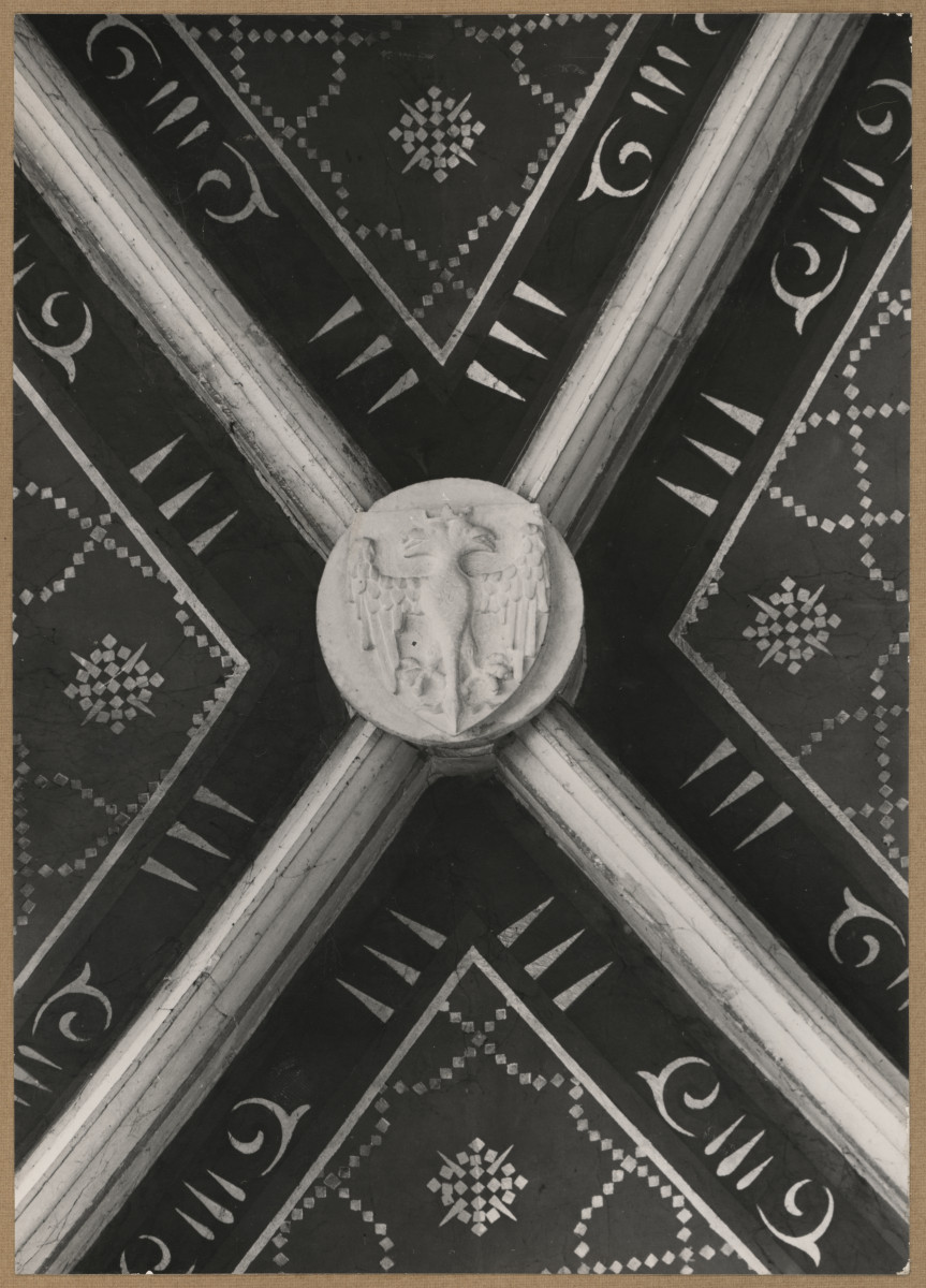  Katedra - wnętrze, widok na zwornik w nawie głównej , skan 1