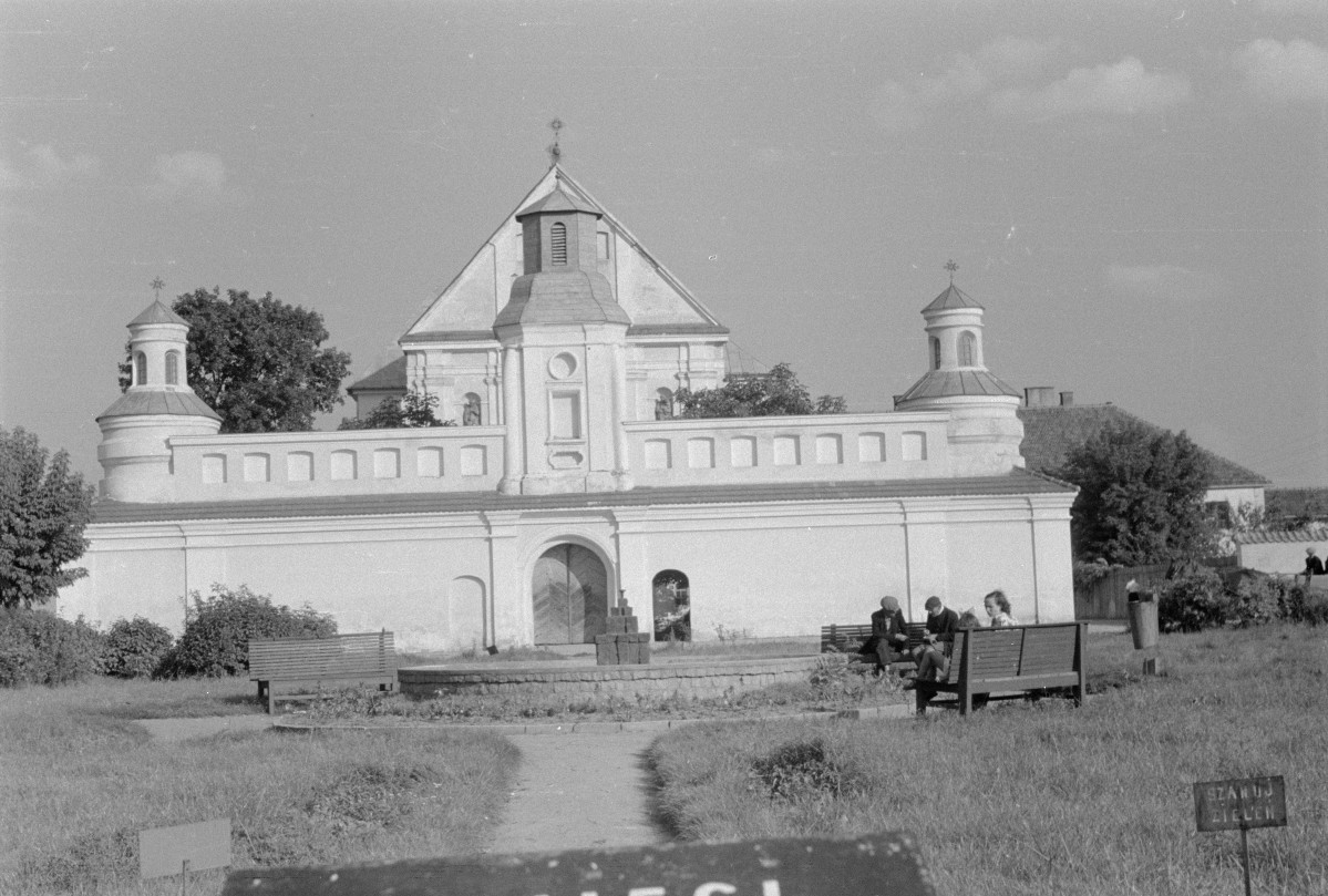 klasztor Bernardynów - kościół pw. św. Antoniego Padewskiego - brama wjazdowa, skan 1