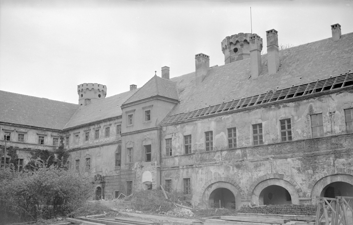 Zamek górny - skrzydło północne- elewacja od strony dziedzińca, skan 1