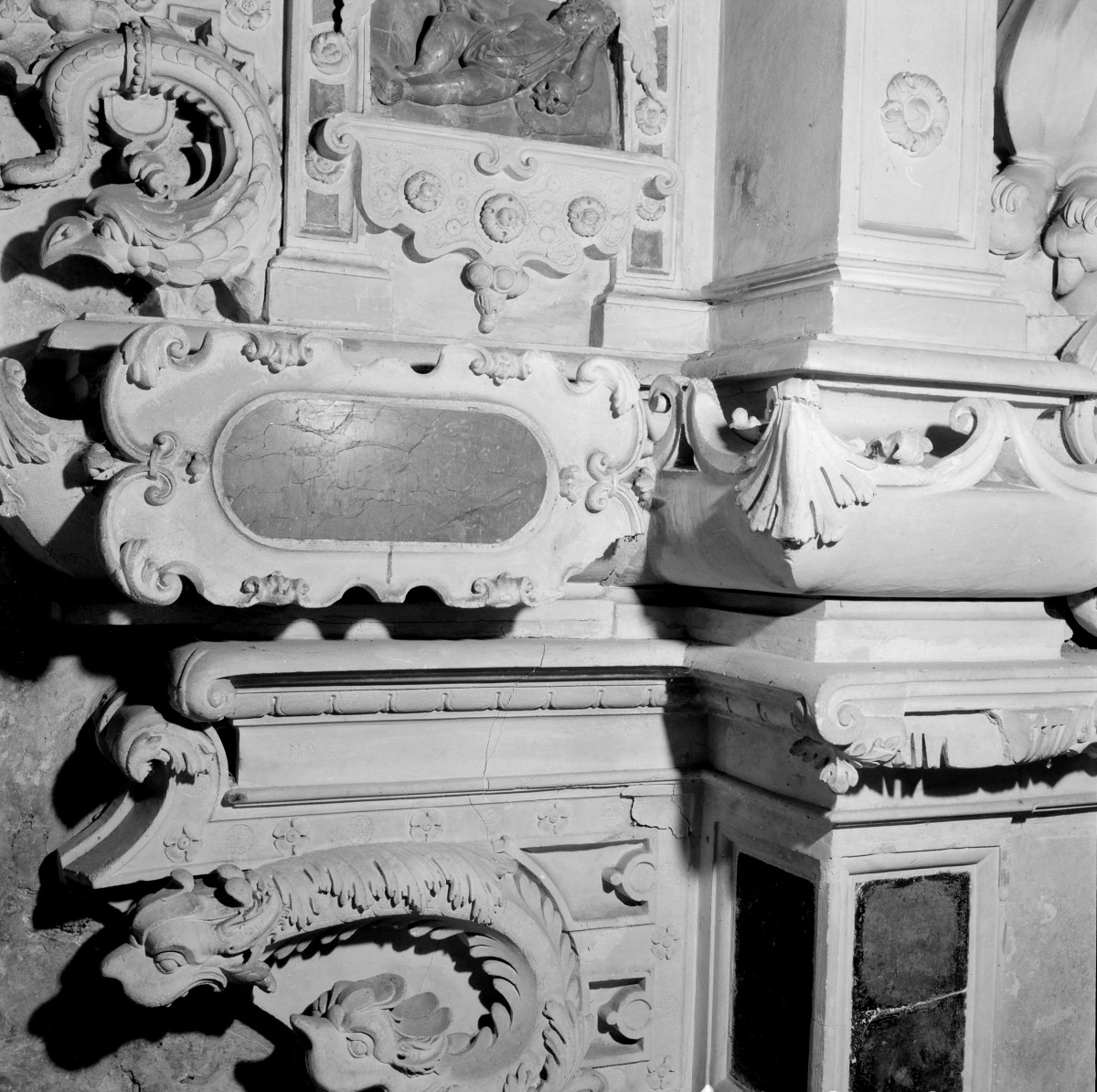 kościół pw. św. Mikołaja - Kaplica Firlejów - wnętrze - nagrobek Firlejów - pole dolne lewe - fragment dekoracji gryf, skan 1