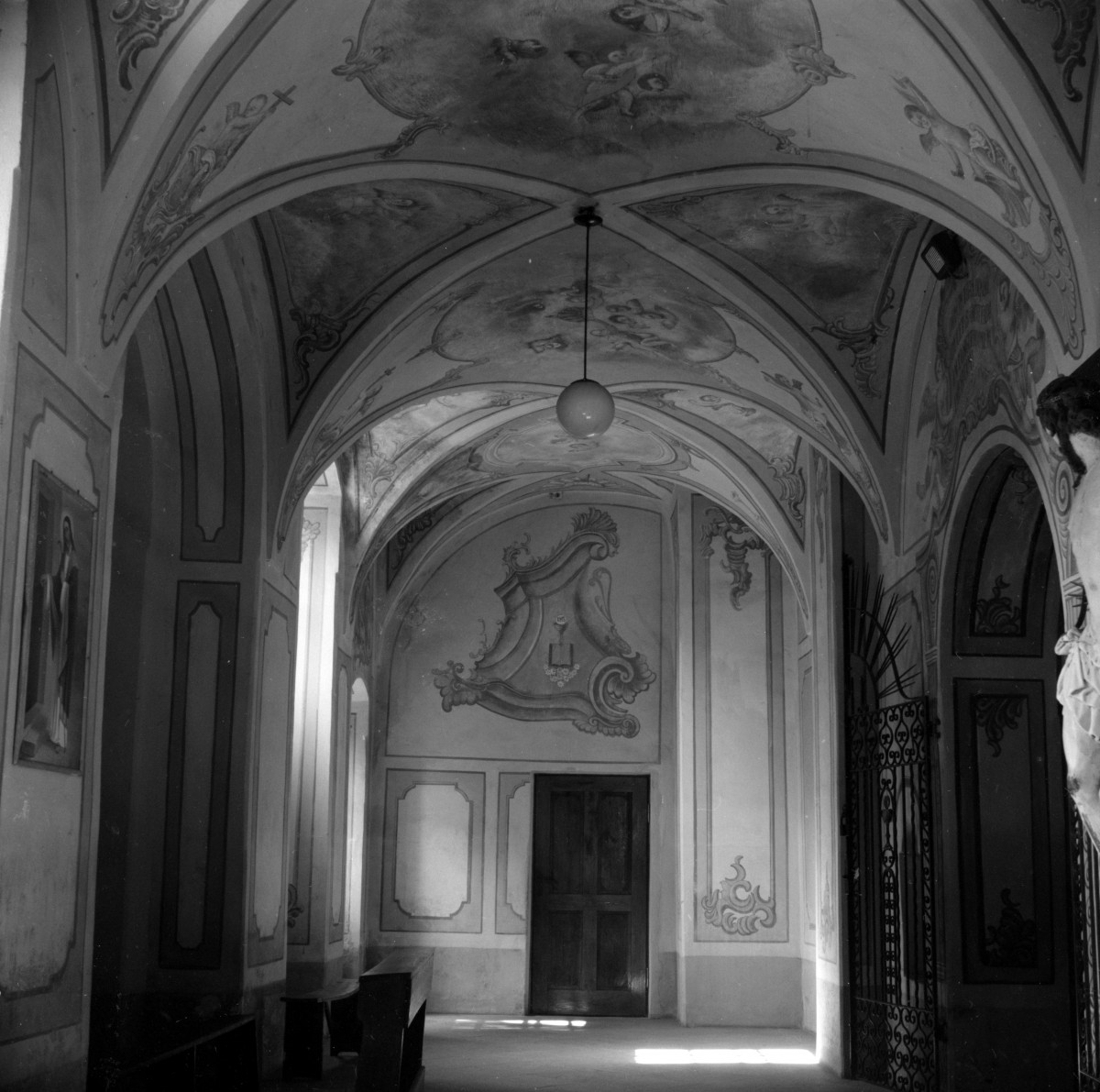 kościół klasztorny jezuitów pw. Nawiedzenia NMP - kruchta, sklepienie i polichromie, skan 1