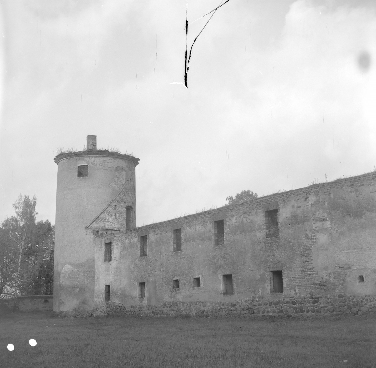 zamek - skrzydło zachodnie, fragment ruin, skan 1