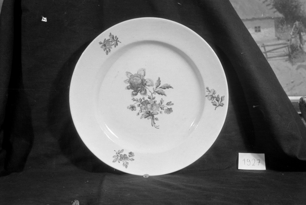 Muzeum Śląskie we Wrocławiu, talerz płytki "Korzec", wzór w kwiaty, skan 1