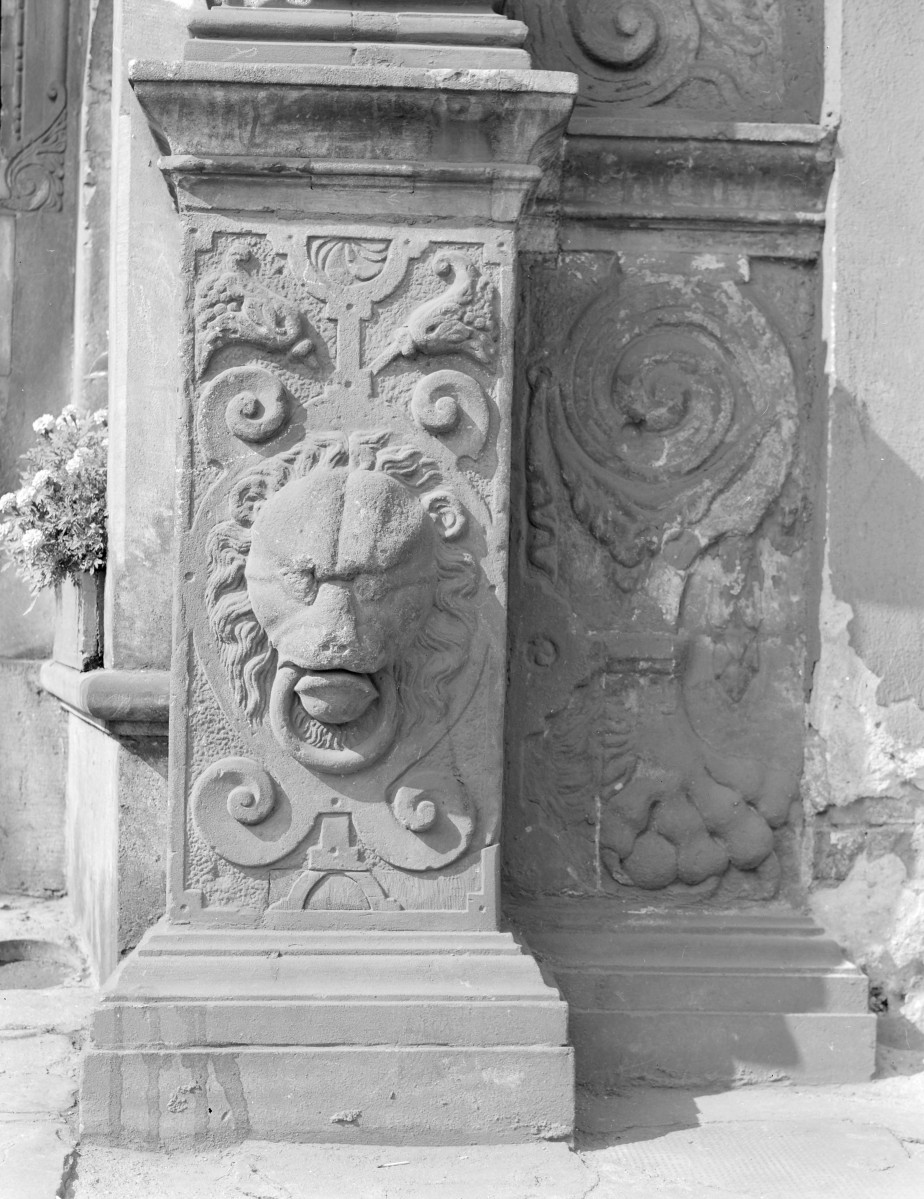 Rynek - kamienica "Pod Gryfami", elewacja frontowa, fragment portalu głównego, skan 1