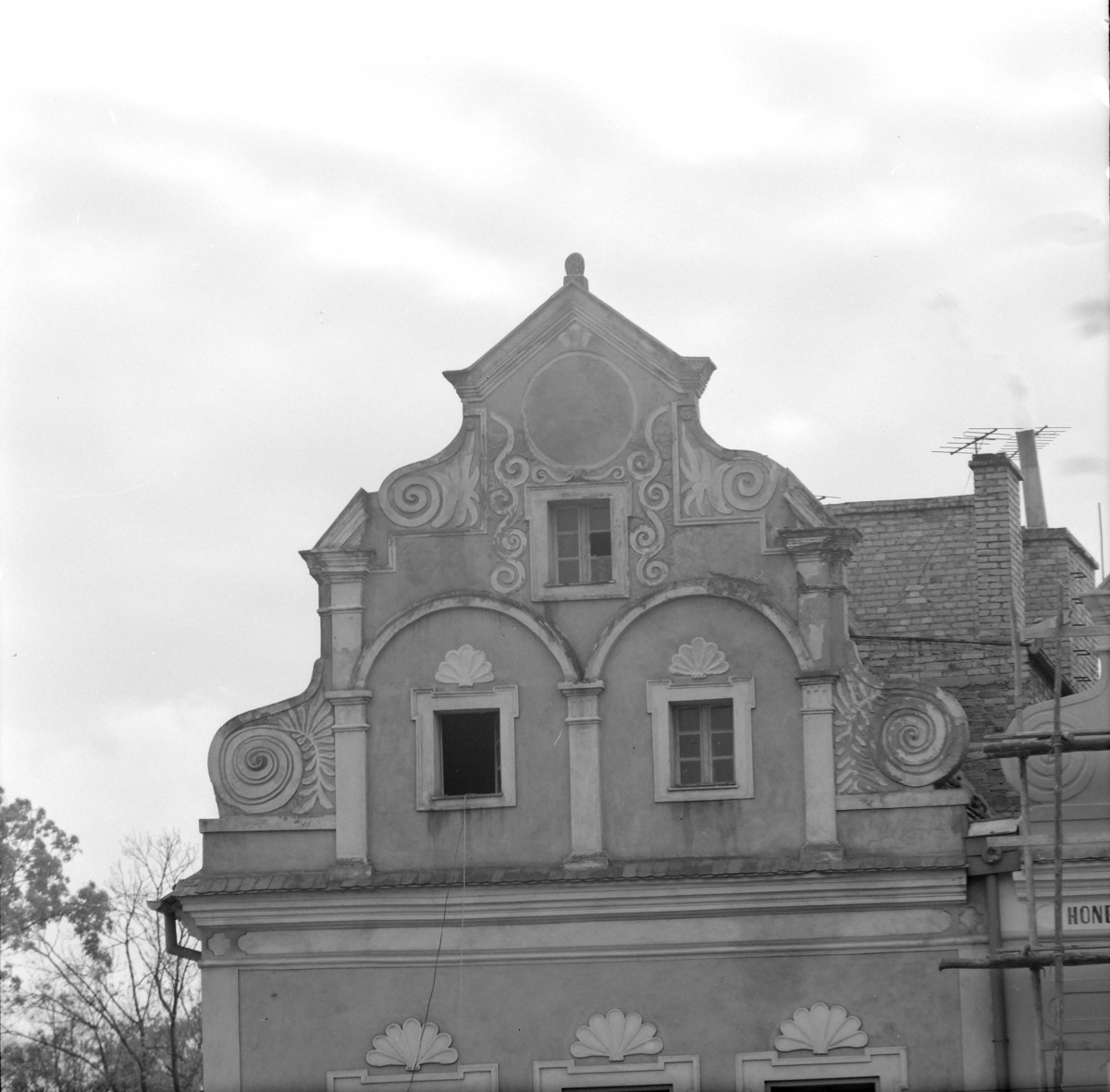 kamienice - elewacja frontowa, szczyt barokowy, skan 1