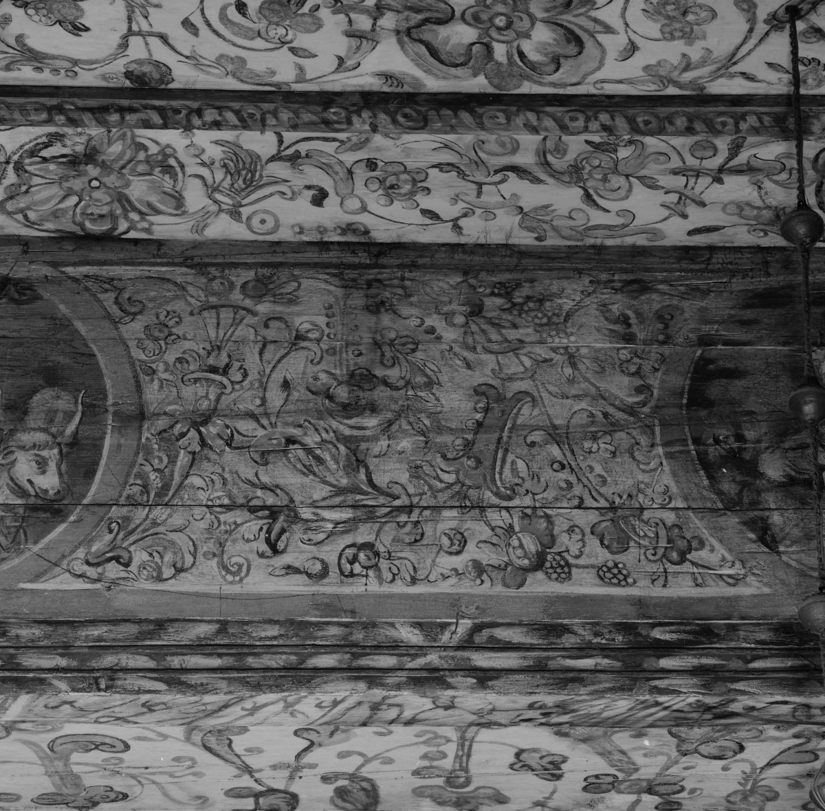 kościół pw. św. Michała Archanioła - nawa główna - zaskrzynienie południowe - fragment polichromii z dekorem roślinnym, skan 1