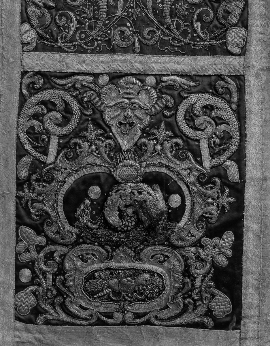 Kościół Sióstr Wizytek - dalmatyka czerwona z tzw. kompletu królewskiego, 1650-60, detale haftu, skan 1