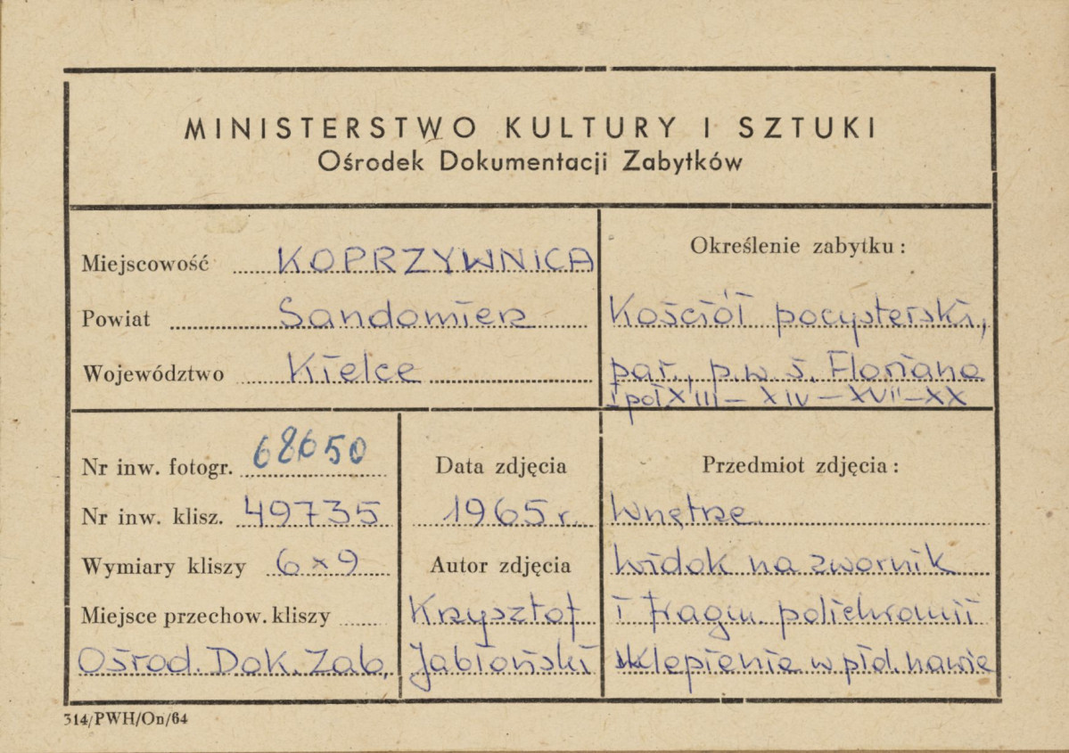 Zespół klasztorny - kościół, wnętrze ,  widok na zwornik i fragment polichromii  w sklepieniu nawy płd. - metryczka, skan 1