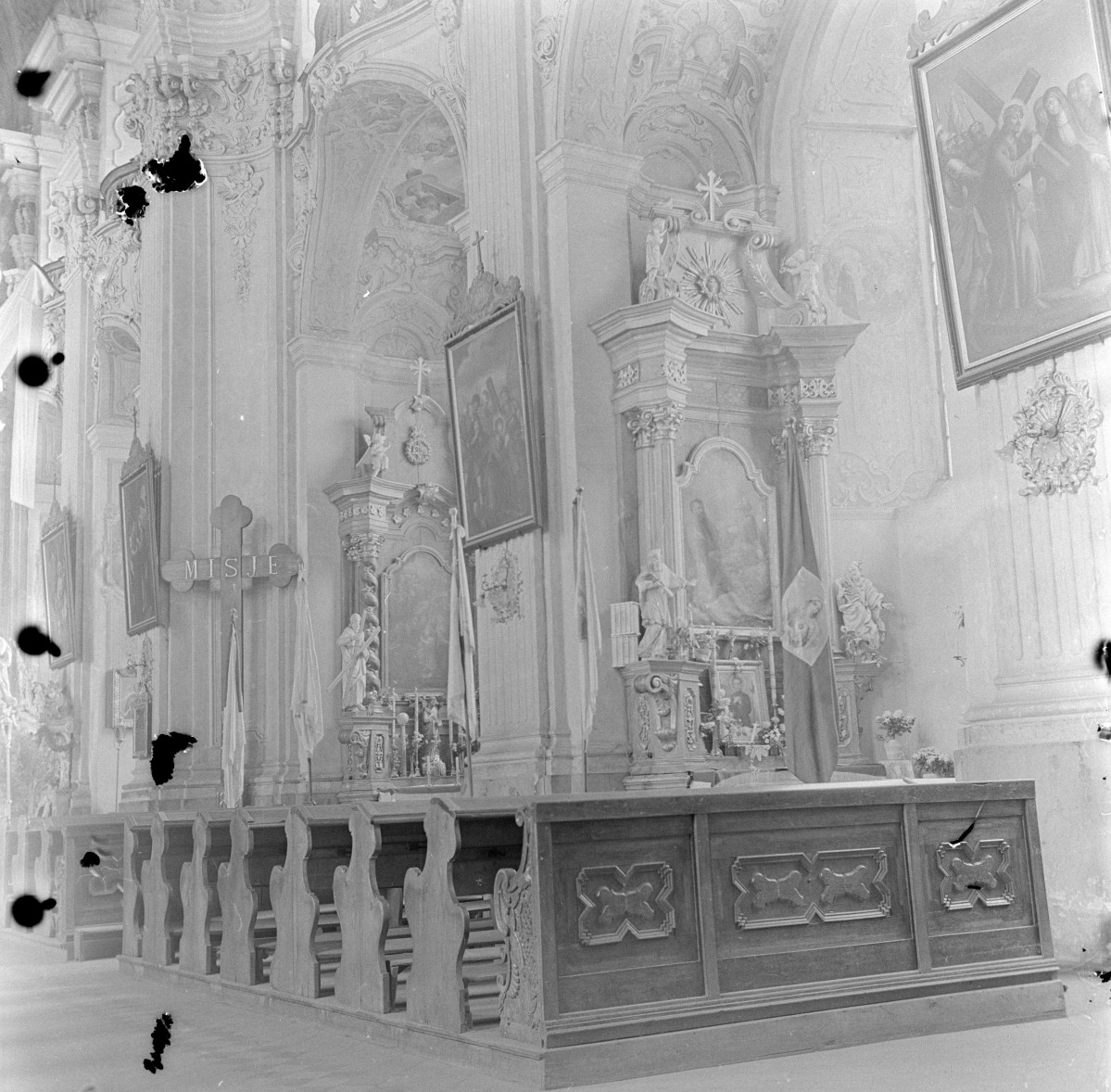 kościół Podwyższenia Krzyża Świętego - wnętrze, nawa główna, skan 1