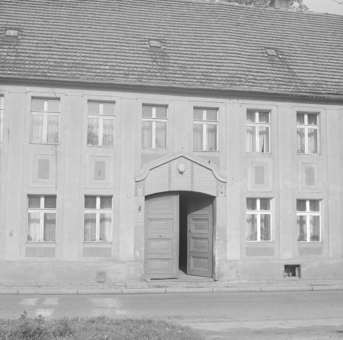 Zabudowa miejska. Kamienica, elewacja frontowa. Portal., skan 1