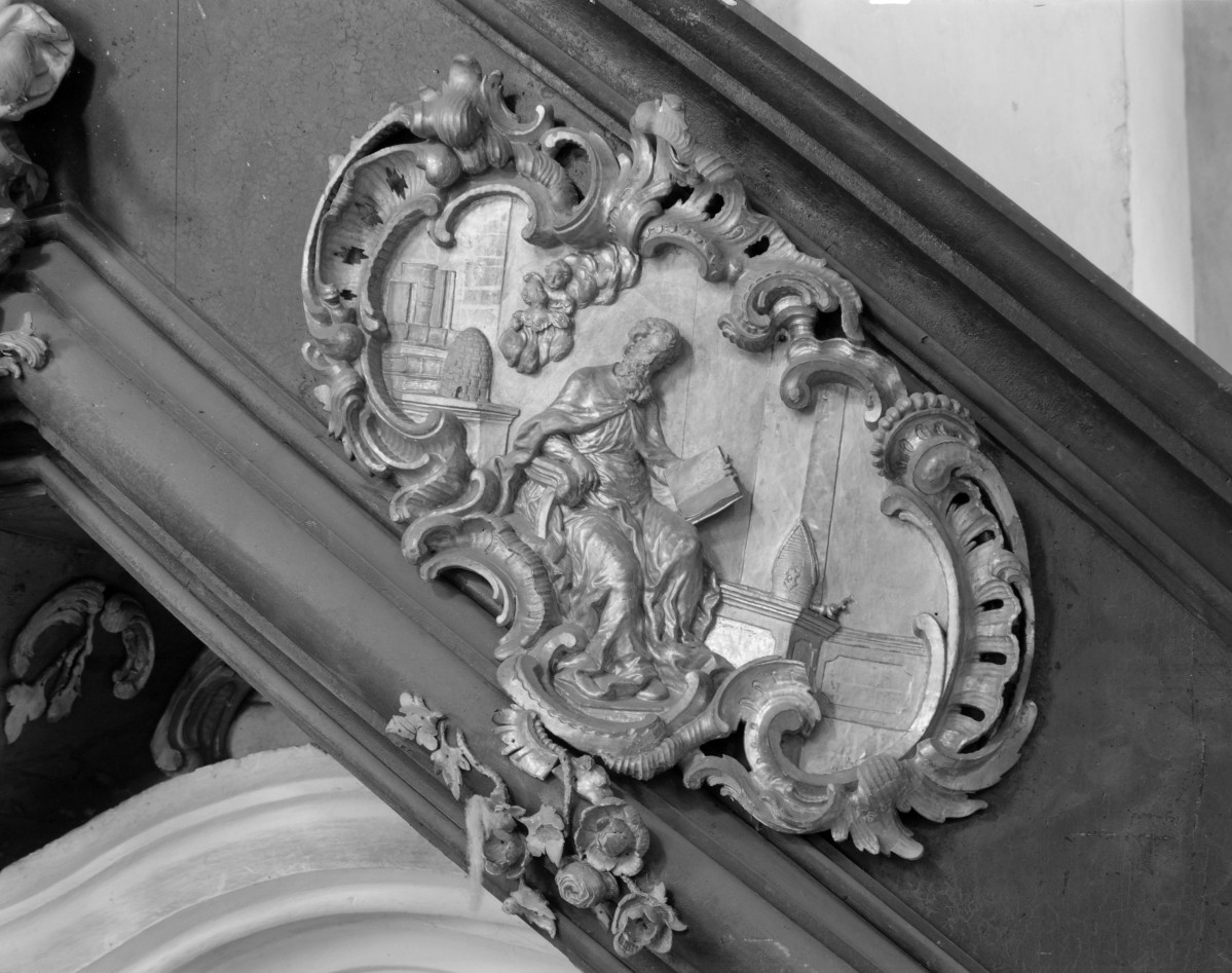 kościół, ob. parafialny pw. Wniebowzięcia Najświętszej Marii Panny - wnętrze: fragment balustrady ambony, skan 1