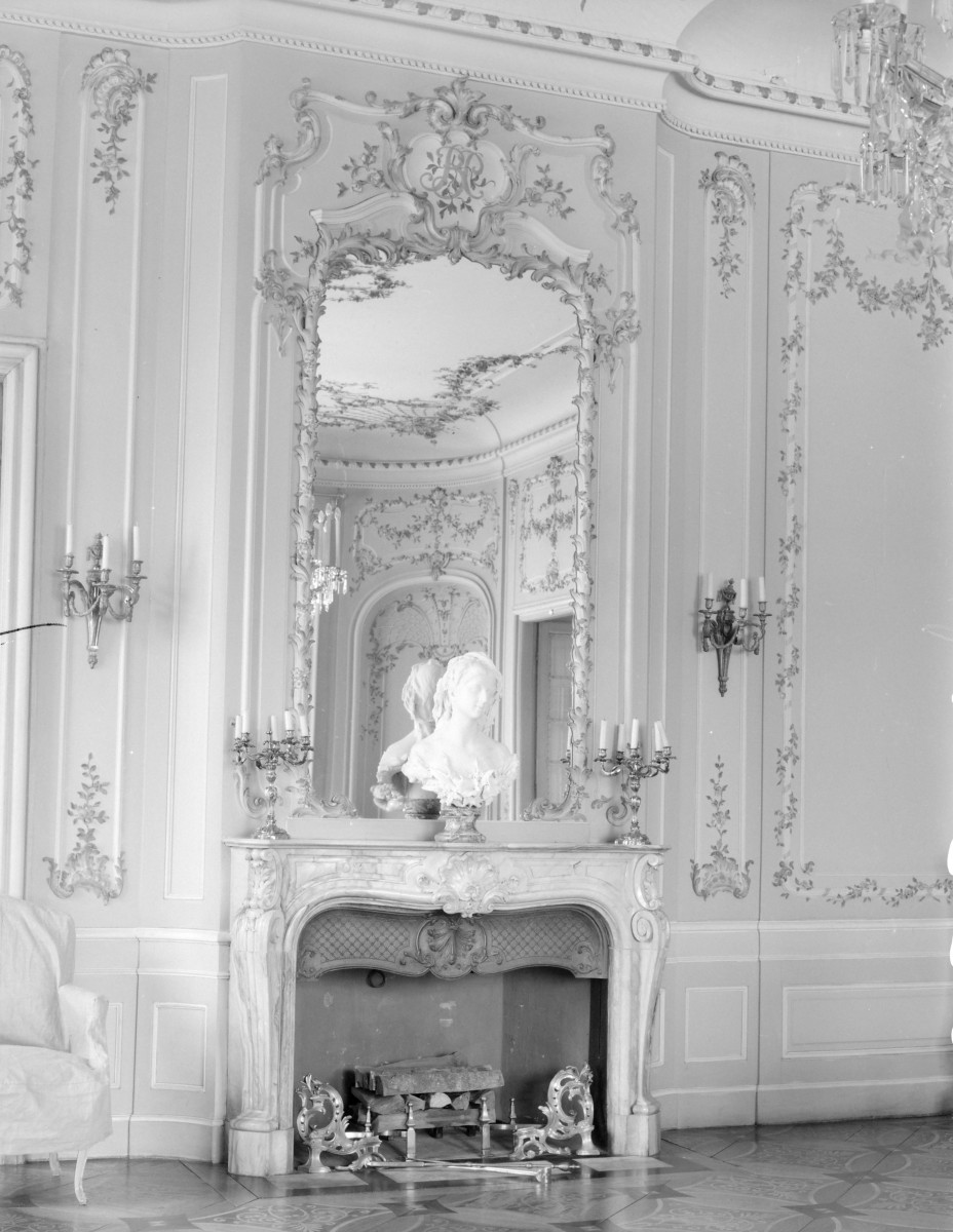 zamek magnacki Lubomirskich i Potockich - wnętrze - piętro I - Salon Narożny - kominek, skan 1