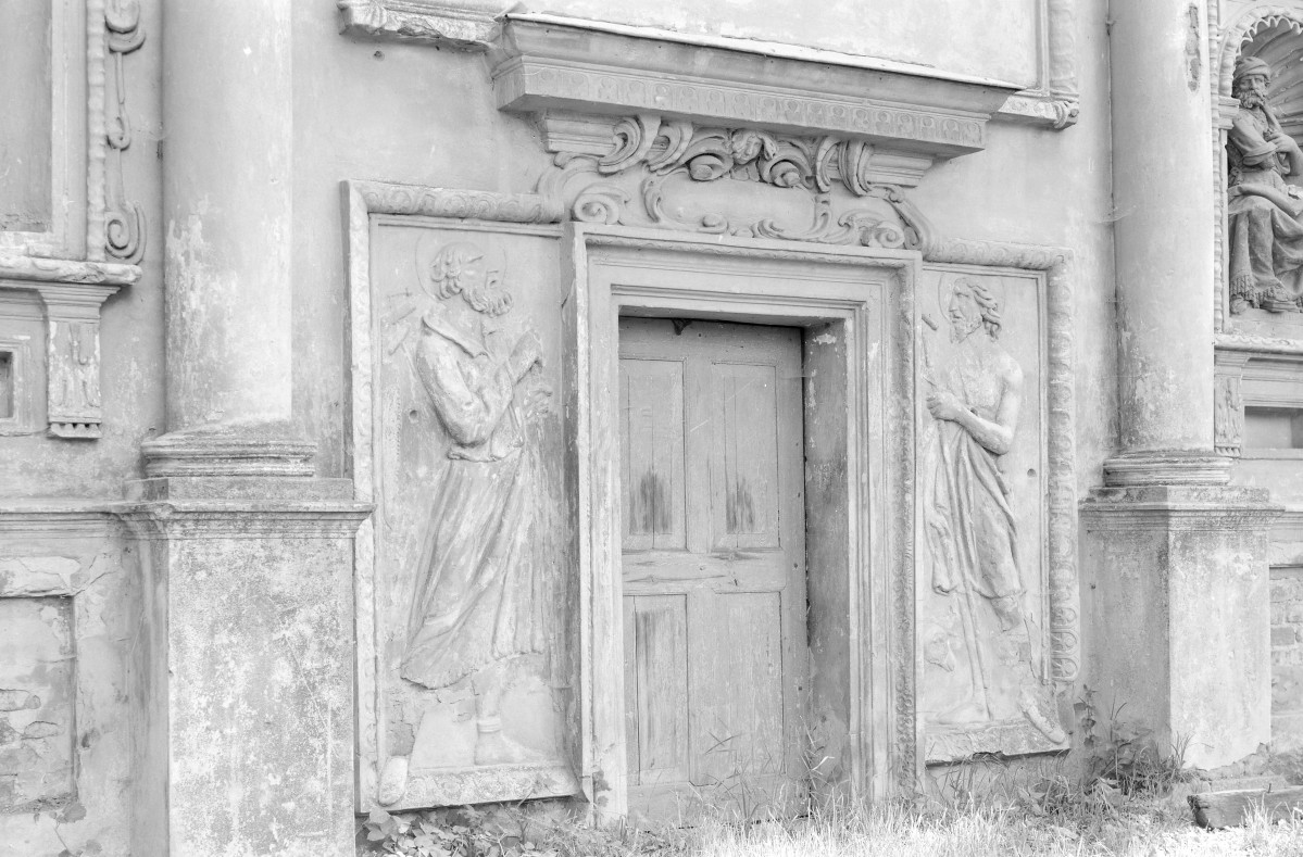 domek Loretański 1634-38 - elewacja południowa, portal z płaskorzeźbami, skan 1