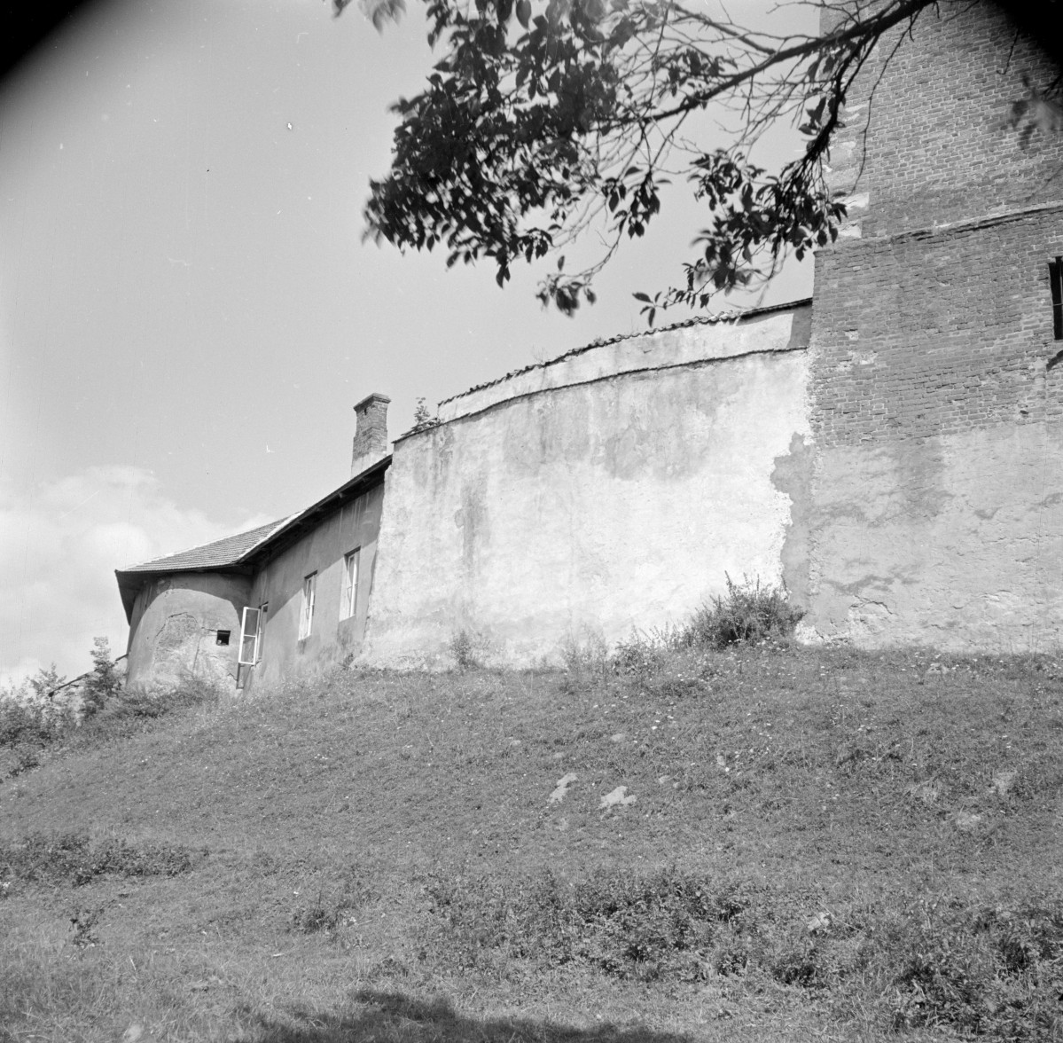 kolegiata Bożego Ciała - mur otaczający kościół., skan 1