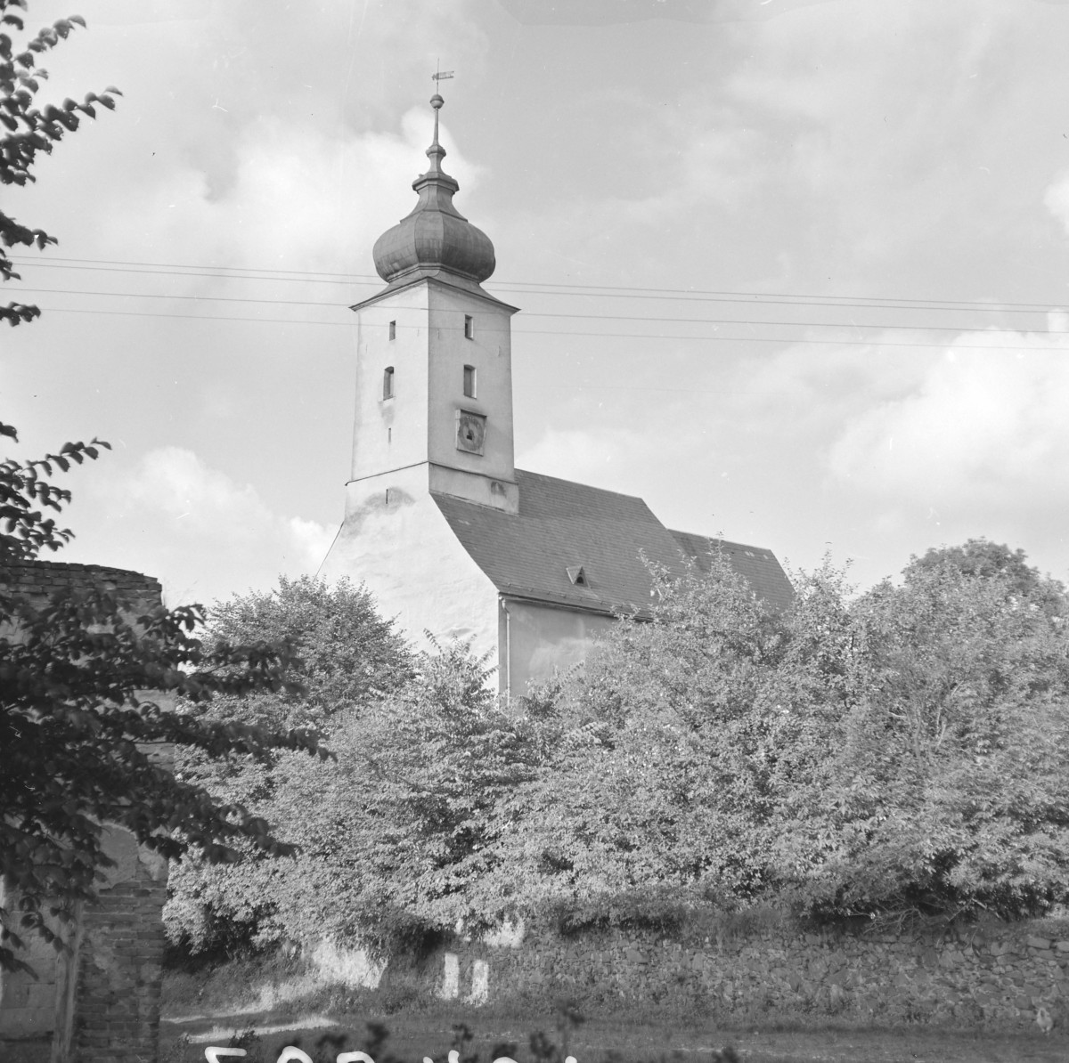 kościół pw. Wniebowzięcia Najświętszej Maryi Panny - elewacja południowo - zachodnia - fragment, skan 1