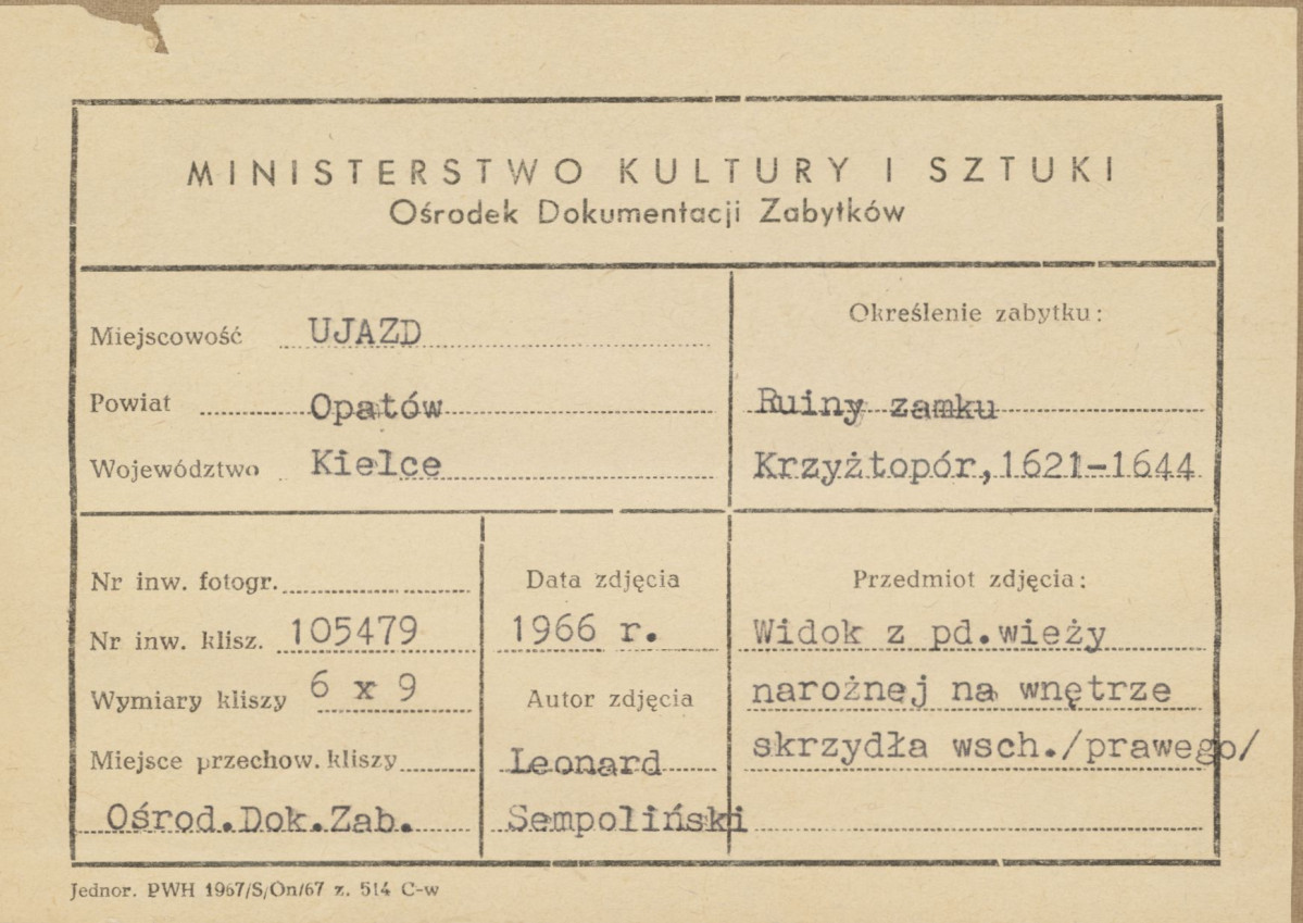 Ruiny zamku  Krzyżtopór  -  widok od strony płd. -  wsch. na wnętrze skrzydła wsch. - metryczka, skan 1