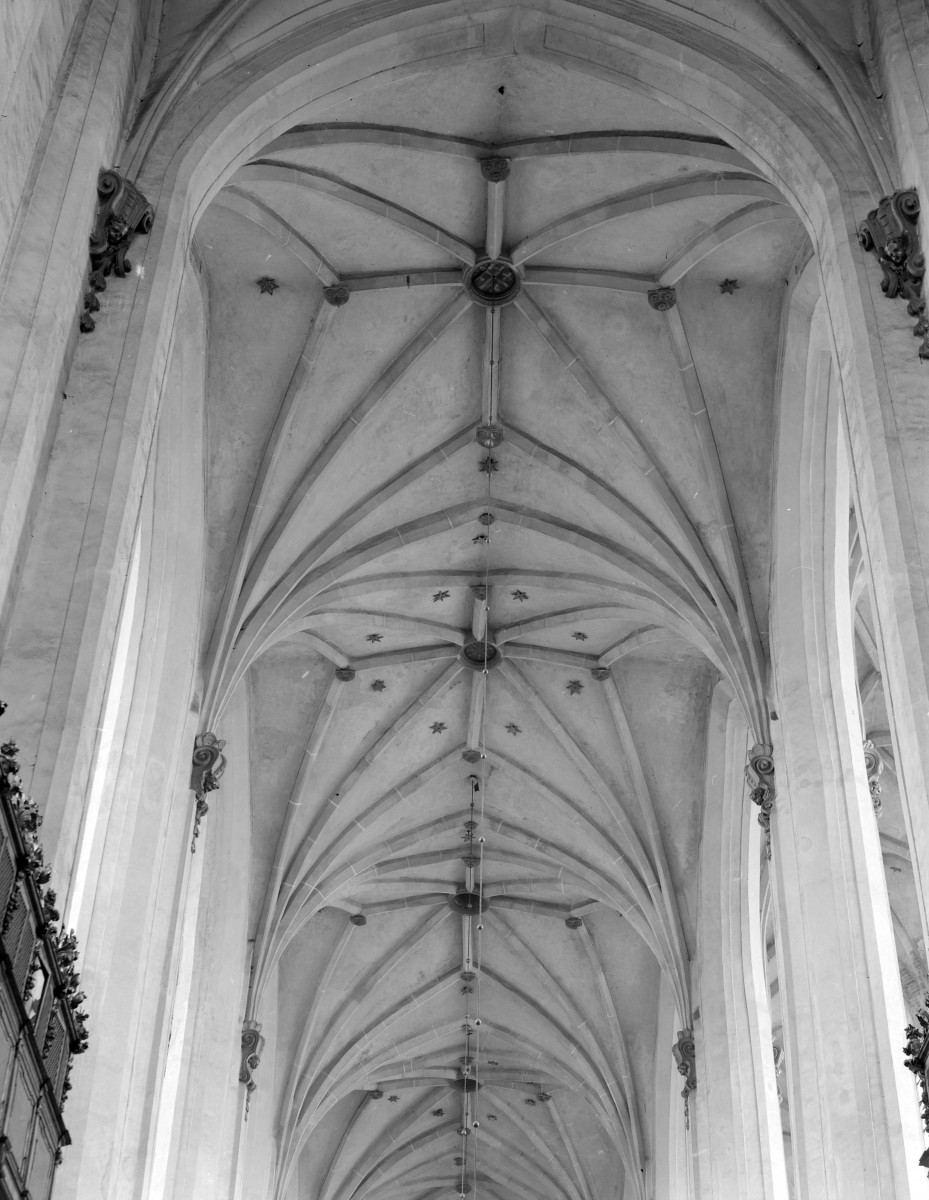 kościół klasztorny augustianów eremitów, ob. parafialny pw. św.św. Wacława, Doroty i Stanisława - wnętrze: sklepienie, skan 1