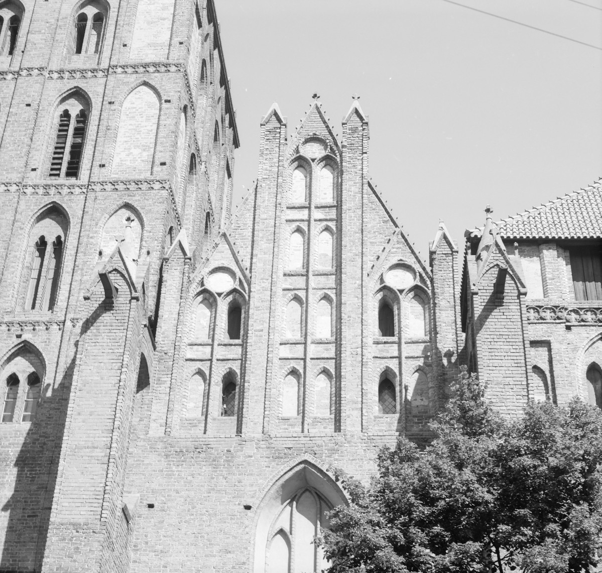 Kościół Wniebowzięcia Najświętszej Maryi Panny - fasada i szczyt zach. Wnęki i sterczyny., skan 1