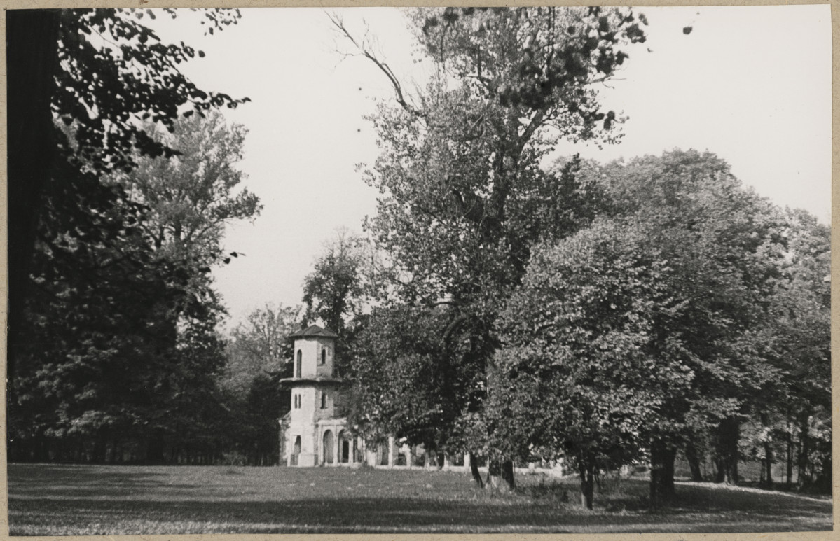 Zespół pałacowo - parkowy, oranżeria, fragment parku, skan 1