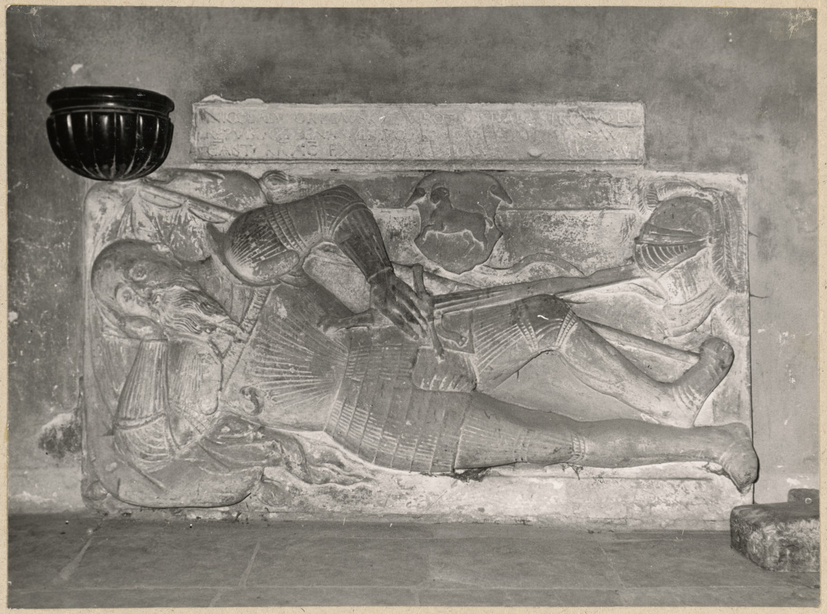 Katedra - wnętrze, płyta nagrobna, skan 1