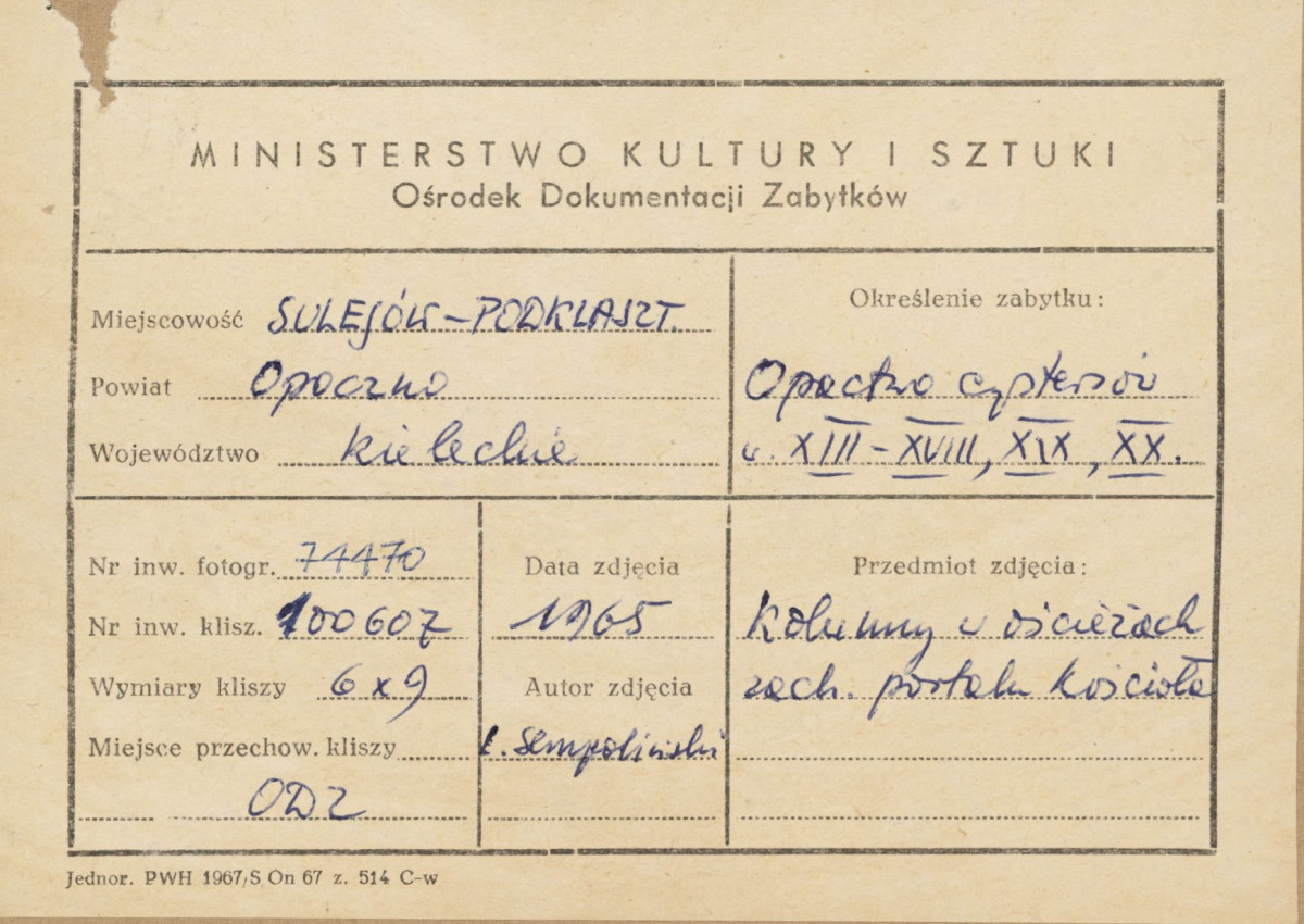 Zespół opactwa cystersów - portal główny kościoła, widok na kolumienki po prawej stronie - metryczka, skan 1