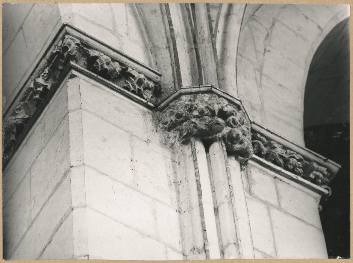  Katedra - wnętrze, widok na gzyms filaru międzynawowego i głowicę służki, skan 1